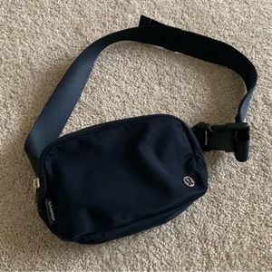 Lululemon everywhere belt bag 1L - True Navy